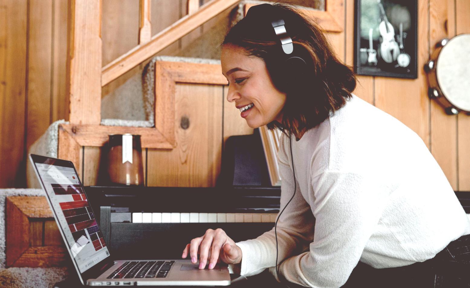 Profesional trabajando con presupuestos operativos en oficina moderna