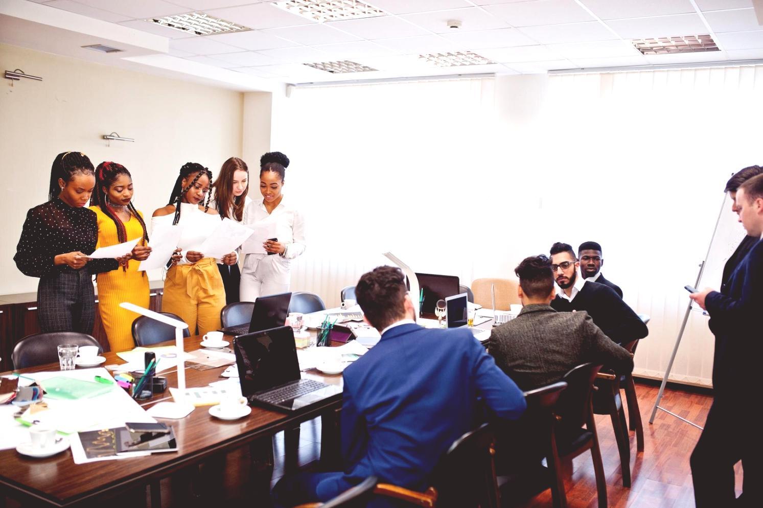 Equipo de rylentavox trabajando en análisis presupuestario